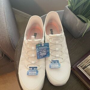 Skechers Cream Slip-On Sneakers NWT 🎀